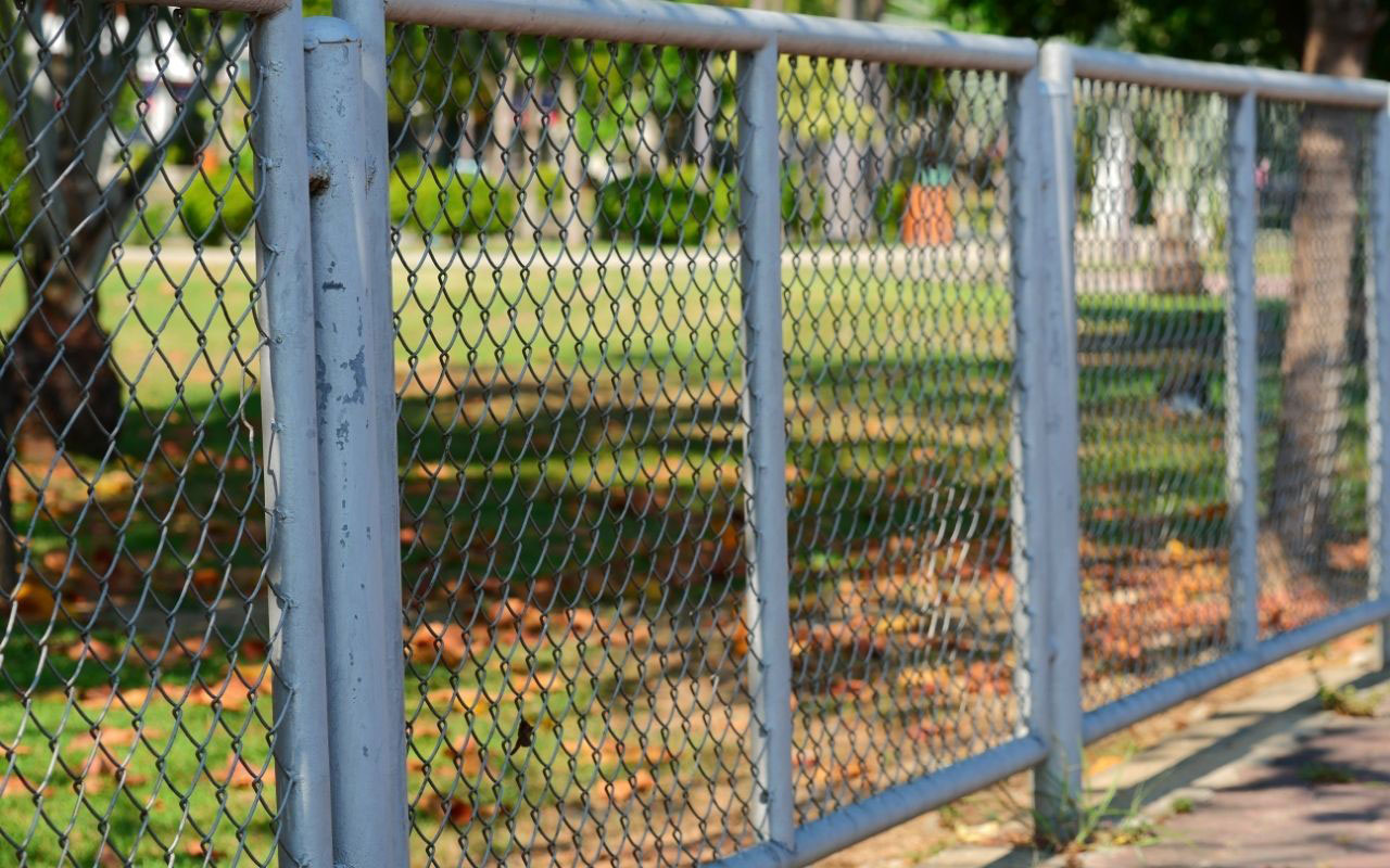 how to repair a metal fencing: chain link fence